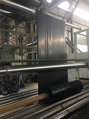 탄소 흑색 함유량 2.0-3.0% 찢어지기 강도 ≥25KN/m 찢어질 때 연장 ≥700% 광업용 HDPE 지질막 라인