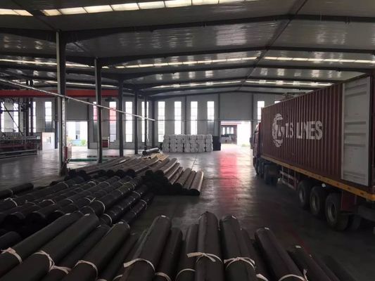 지속 가능한 새우 양식 방식과 환경 보호에 중점을 둔 매끄러운 표면의 흰색 새우 양식장 시설