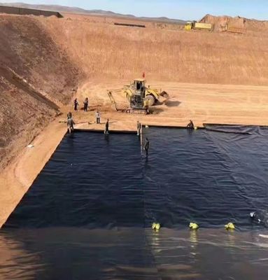 탄소 블랙 함량 2.0-3.0 퍼센트 HDPE 지오멤브레인 라이너 매끄러운 표면, 인열 강도 25KN/m 이상, 내구성이 뛰어나고 재료