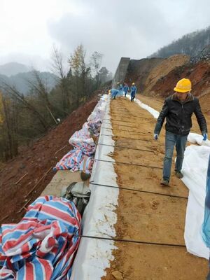 백색 직조 지오텍스타일 원단 길이 50m 100m, CBR 인장 강도 ≥12KN, 토양 안정화 및 침식 방지 프로젝트에 이상적